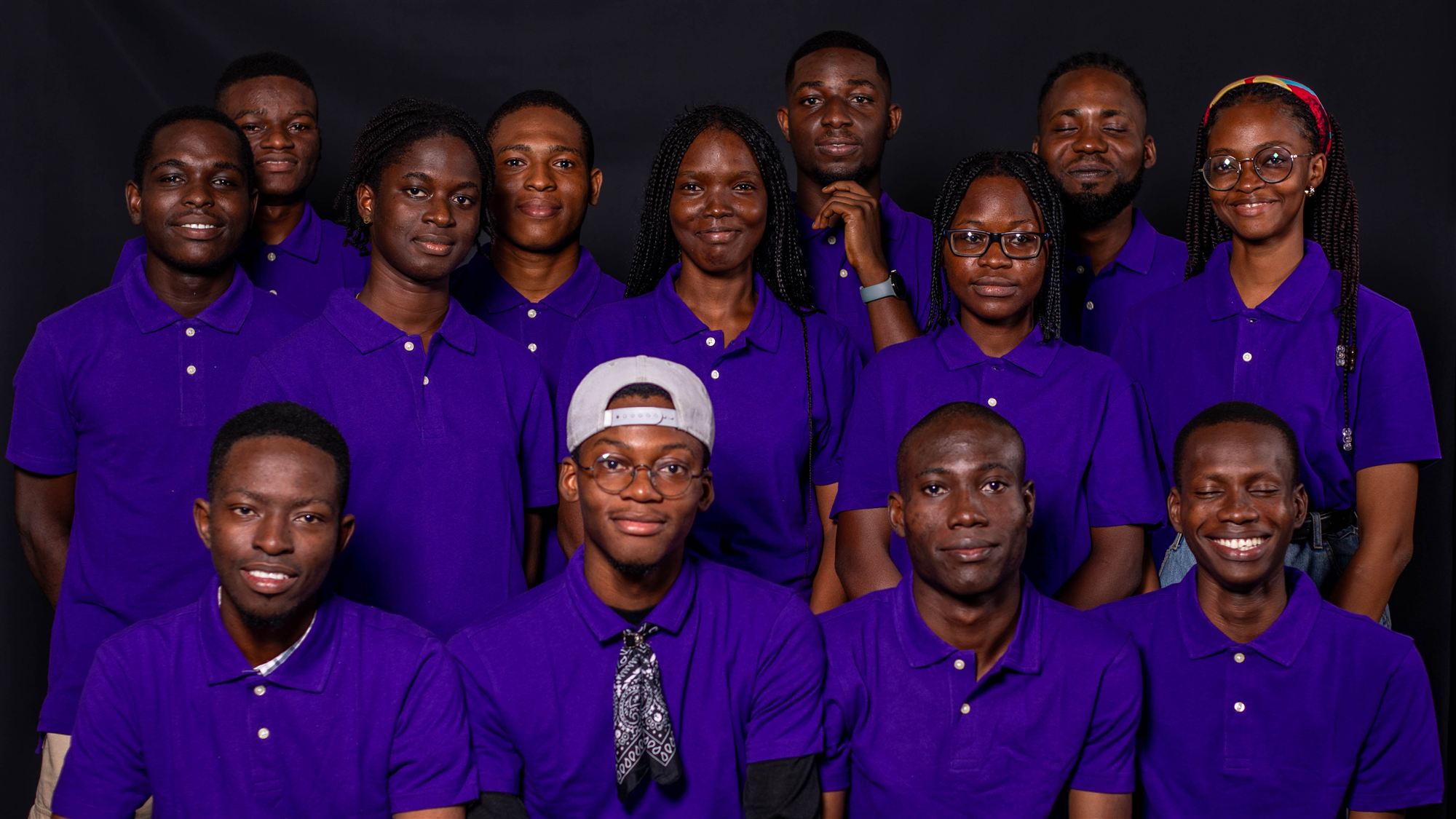 Photo de groupe de l'équipe TEKBOT Robotics, en polos violets