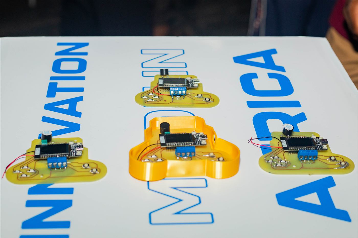 Des Arduboy assemblés posés sur un tapis « Innovation Made in Africa »
