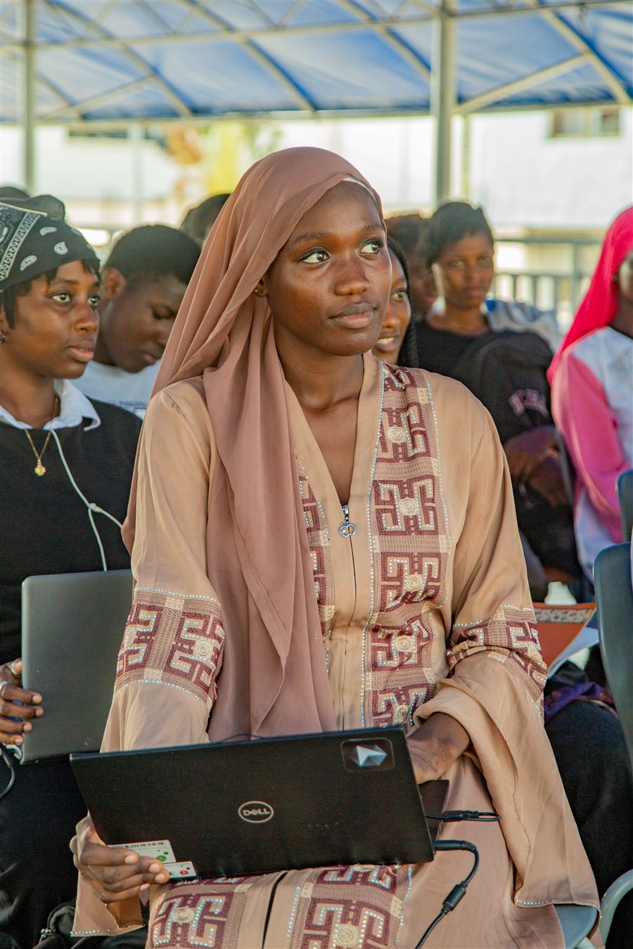 Une participante, ordinateur portable en main, dans l'assistance