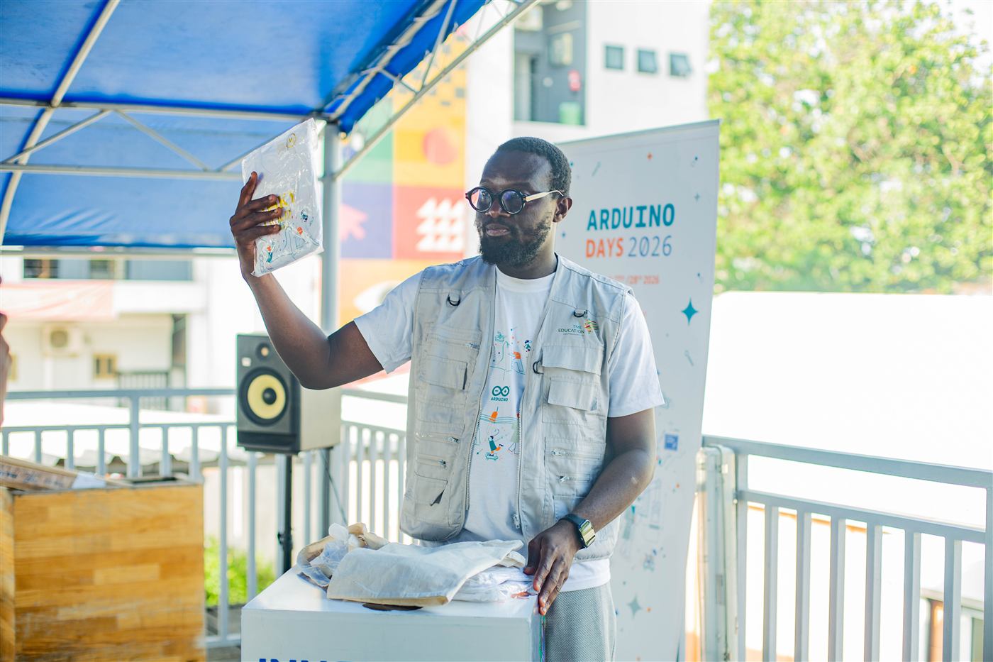 Un intervenant présente devant le roll-up Arduino Days