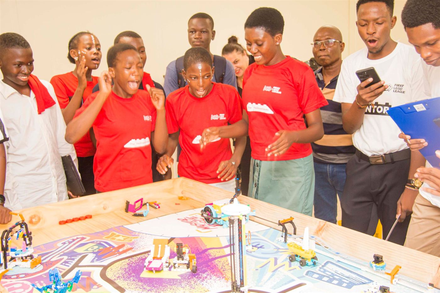 L'équipe The Technominds en t-shirts rouges laisse éclater sa joie autour de la table