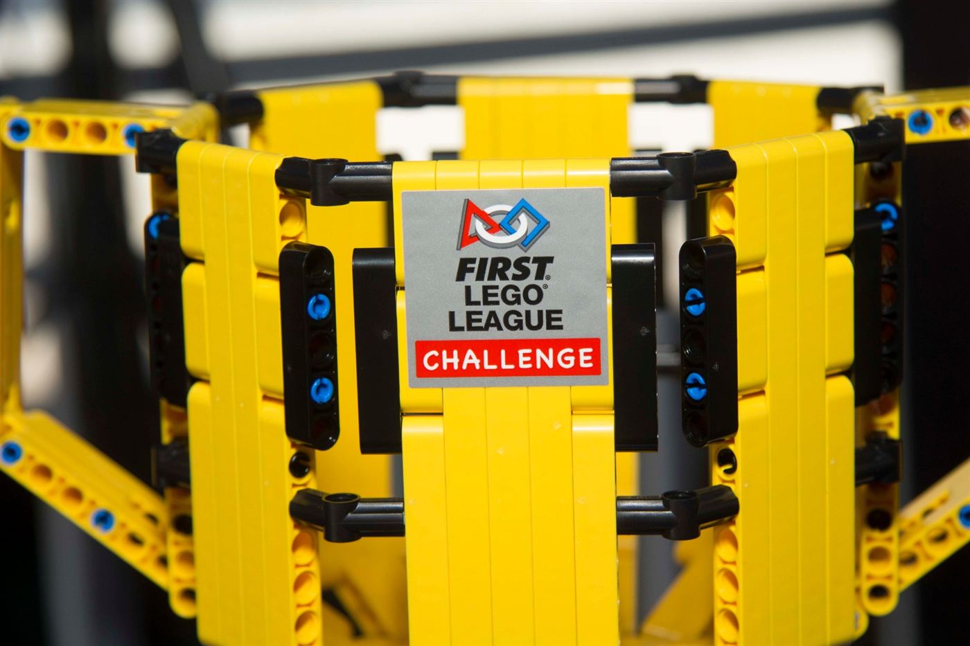 Gros plan sur un trophée en LEGO jaune