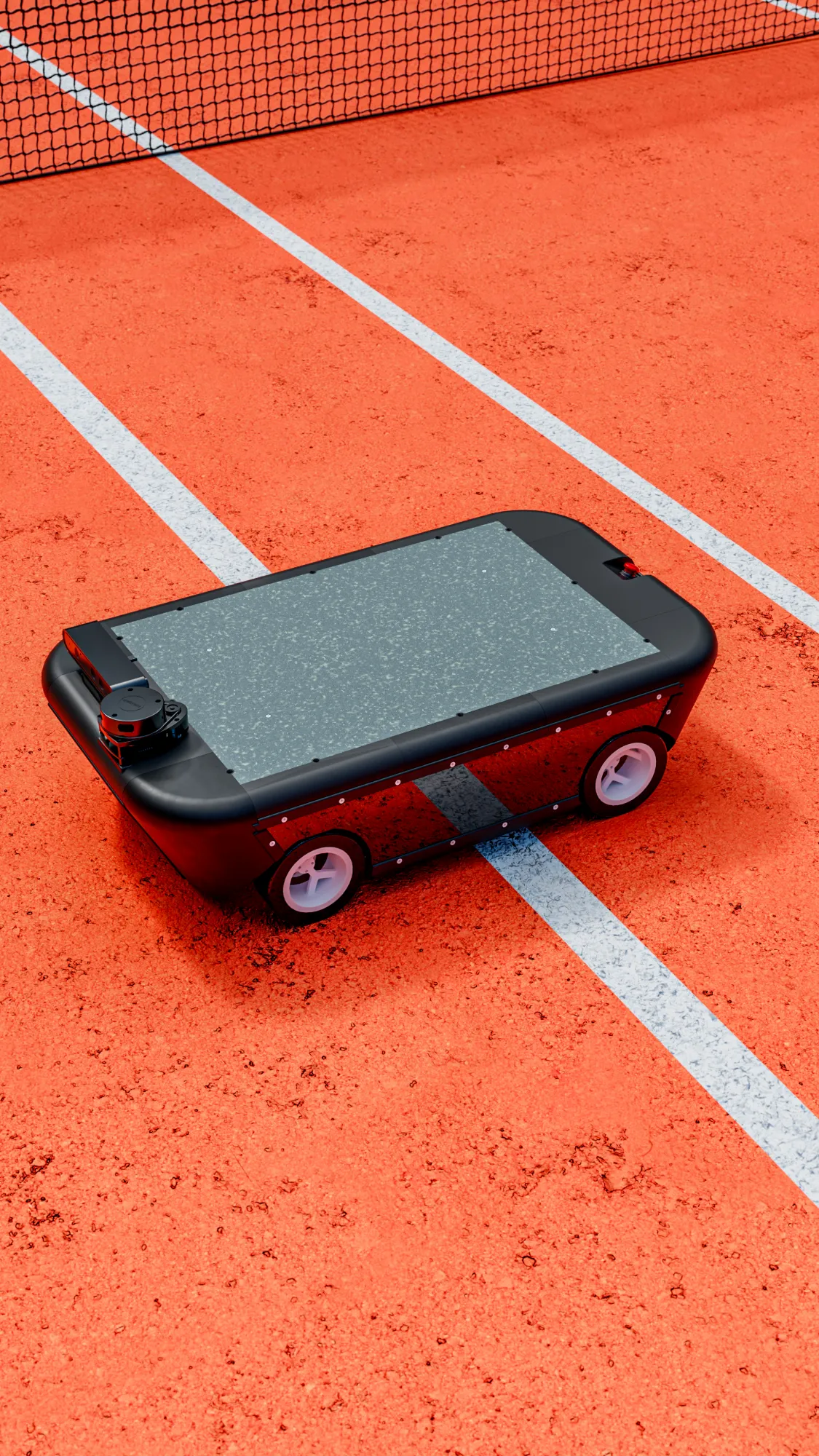 Le robot Mecamate vu de trois quarts sur un court de tennis en terre battue