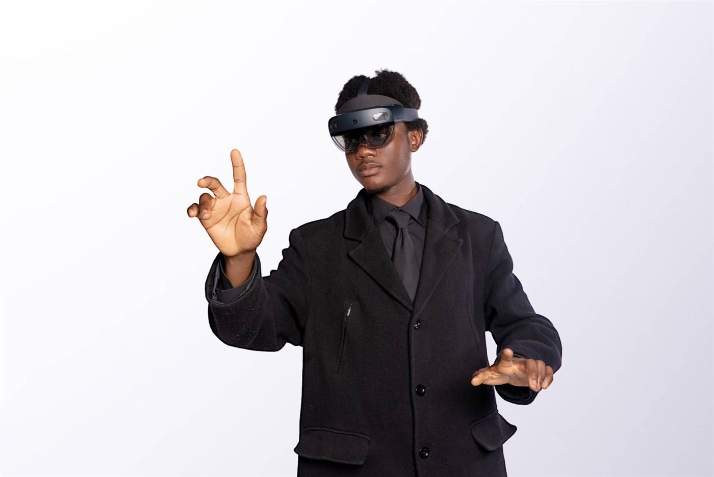 Un apprenant manipule une interface en réalité mixte avec un casque