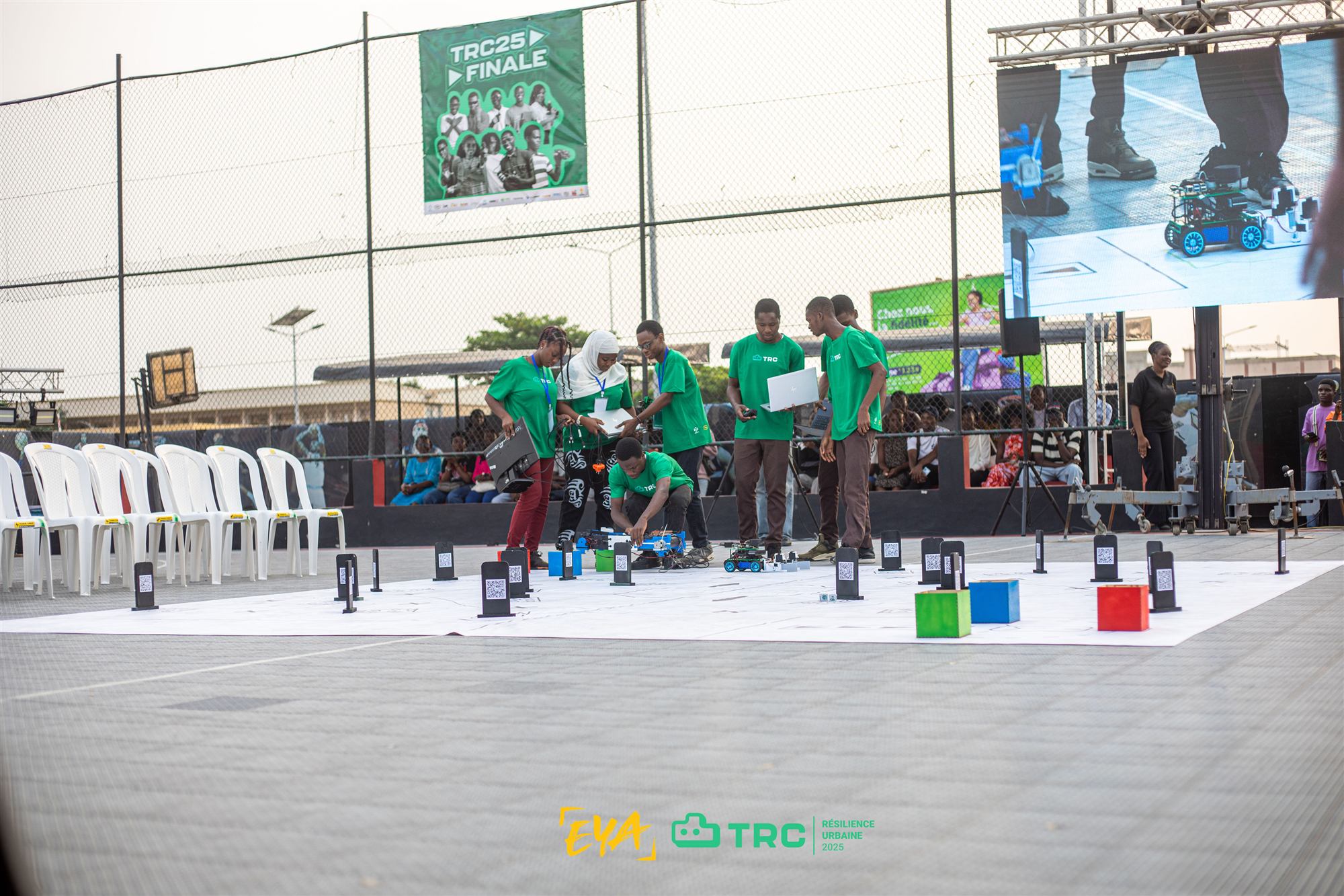Équipes dans l'arène du TEKBOT Robotics Challenge
