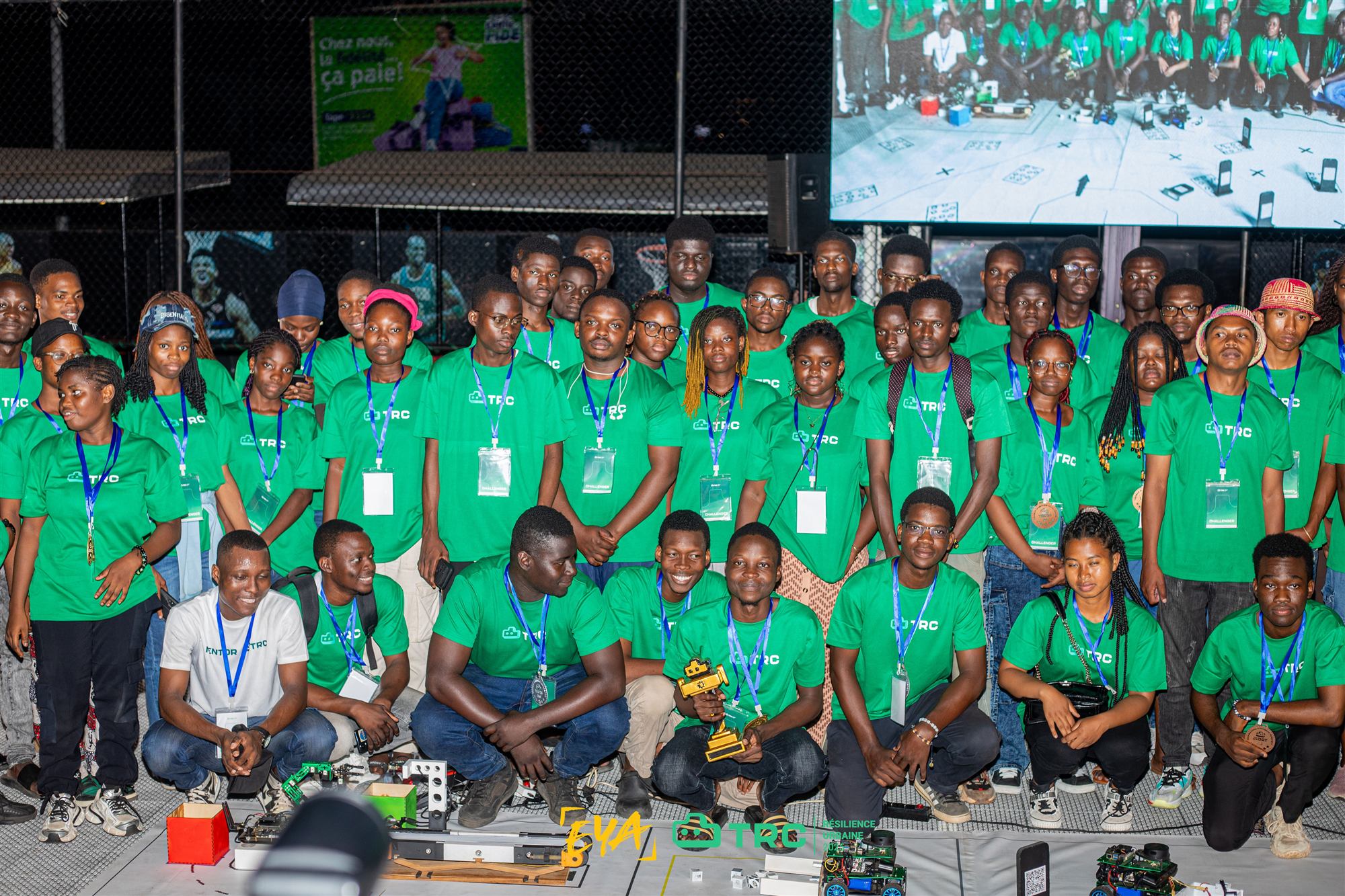 Les finalistes, bénévoles et organisateurs du TEKBOT Robotics Challenge 2025 réunis devant l'arène