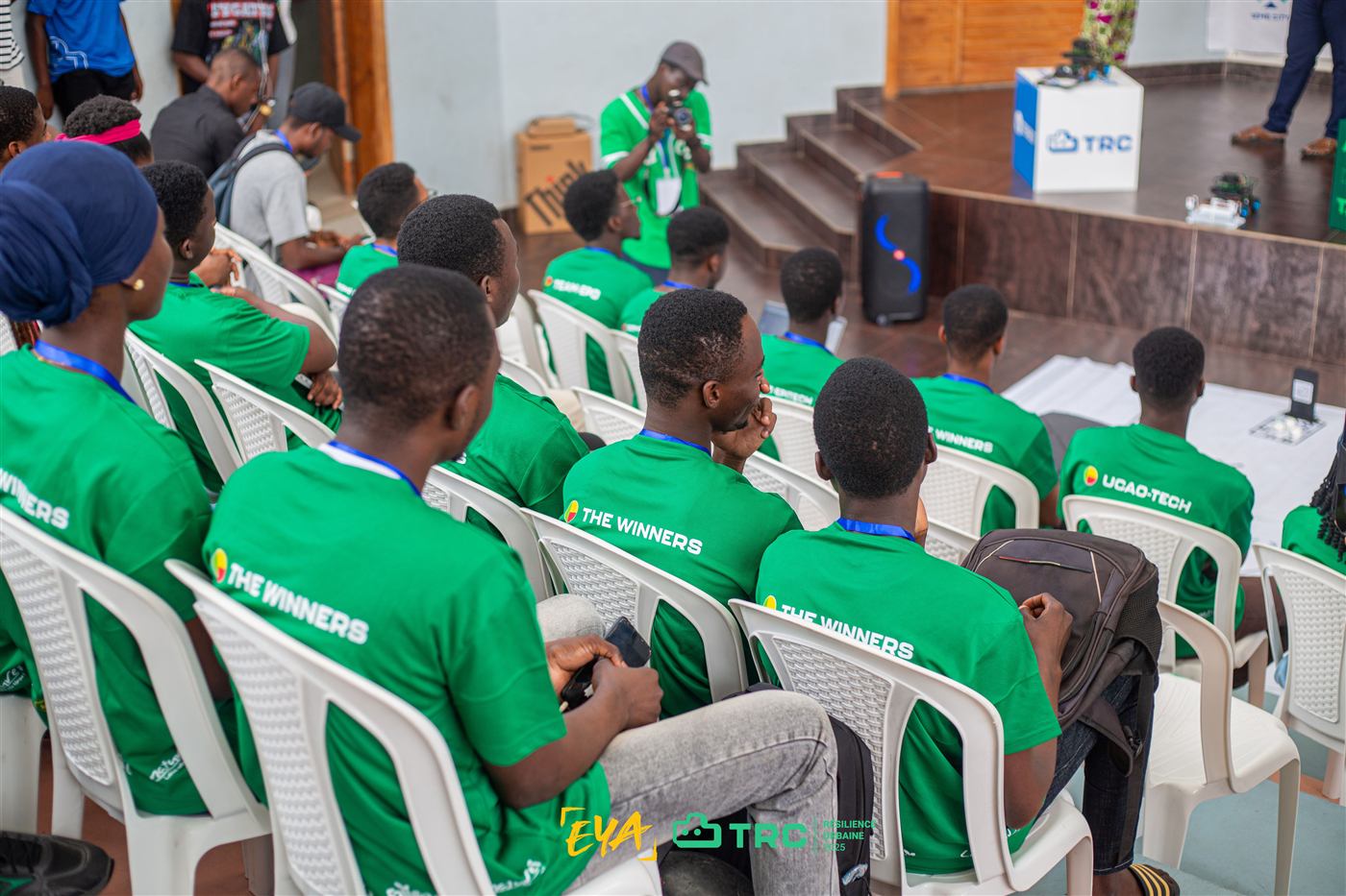 Les compétiteurs en t-shirts verts suivent les matchs depuis les gradins
